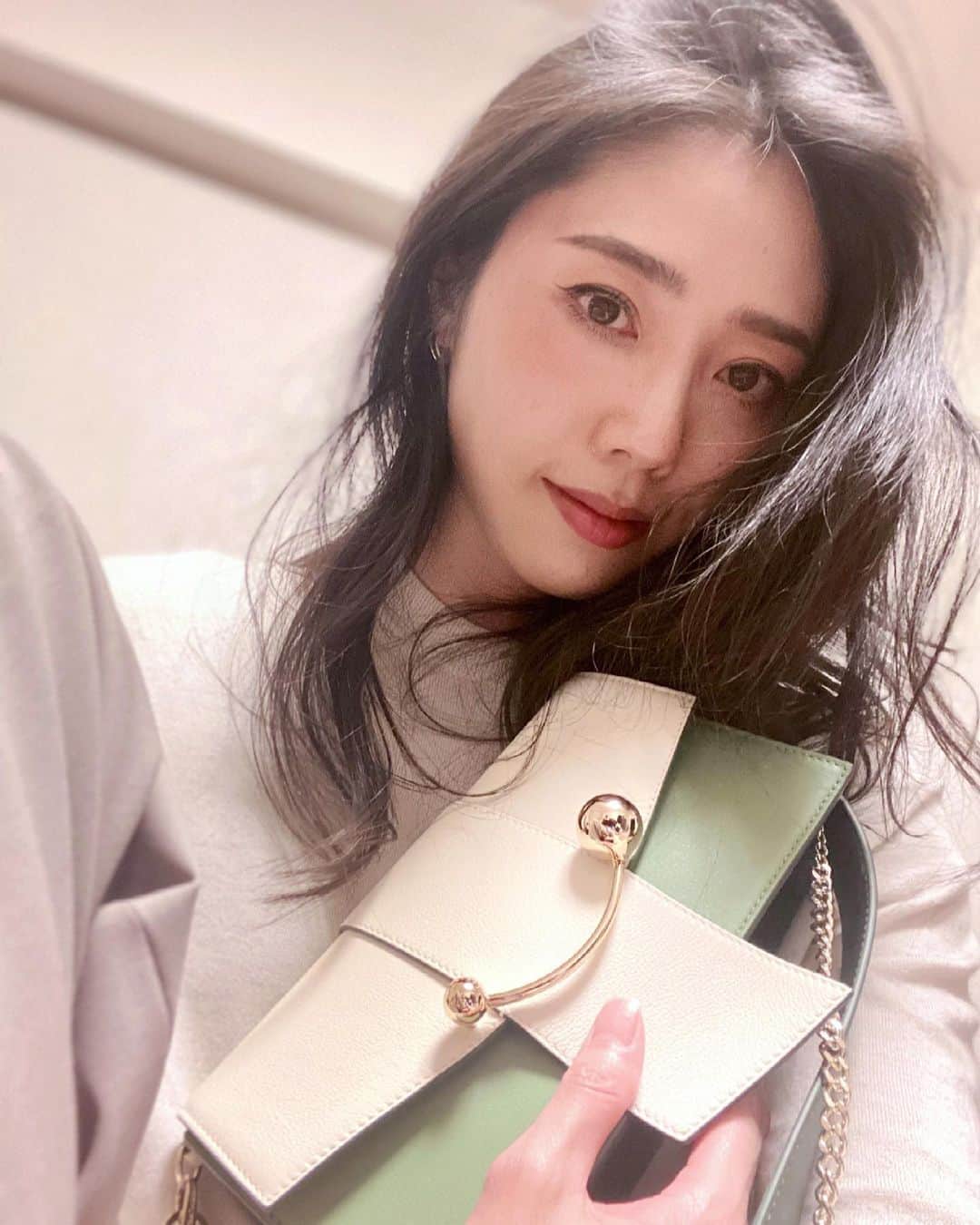 のインスタグラム：「【strathberry】 One of my favorite brand❤️  @strathberry   Thank you so much❣️  ここのバッグが好き過ぎて🥰 この色、春にぴったりで、届いた瞬間、やば！と叫びたくなったもん🥰  コロナで、まだまだお出かけ本気モードにならないけど、バッグに合う春服欲しくなってきたー🥰  Shoes @maisonmargiela  @reebok @reebokclassicjp @reebokjp」