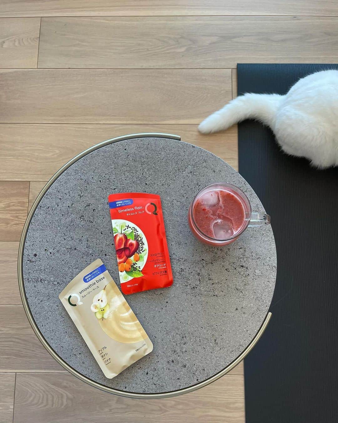 西澤絵理さんのインスタグラム写真 - (西澤絵理Instagram)「. nesQino🫐🥒 スーパーフードが手軽に摂れる 美味しいスムージーが作れます💕  専用ブレンダーにお水とネスキーノを入れて ボタンを押して出来上がり。 ホットとアイス、両方できるので その日の体調や気分に合わせて作ってます🤍  特に写真のストロベリー&チアシードが ぷちぷち美味しすぎて、最近のお気に入り😋💓  色んな味とスーパーフードが選べて、 全てのサッシェに乳酸菌が入っているらしいです🌱 保存料、香料、着色料、甘味料はもちろん無添加。 とにかく美味しいのでぜひに🍓  #nesqino #ネスキーノ #スムージー  #無添加 #スーパーフード #腸活」3月31日 11時55分 - eriyogacat