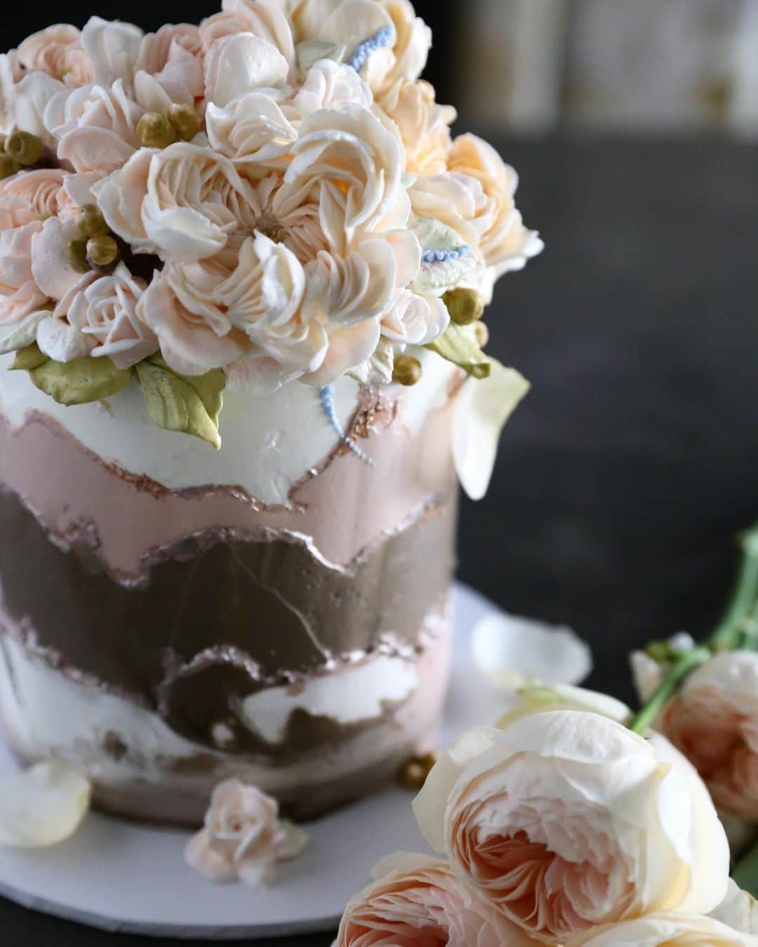 청담 수케이크 (atelier soo)さんのインスタグラム写真 - (청담 수케이크 (atelier soo)Instagram)「ㅡ Romantic pink rose 🎀 Buttercream flower. Soocake.  ㅡ #flower #cake #flowercake #partycake #birthday #bouquet #buttercream #baking #wilton #weddingcake ㅡ www.soocake.com」3月31日 12時00分 - soocake_ully