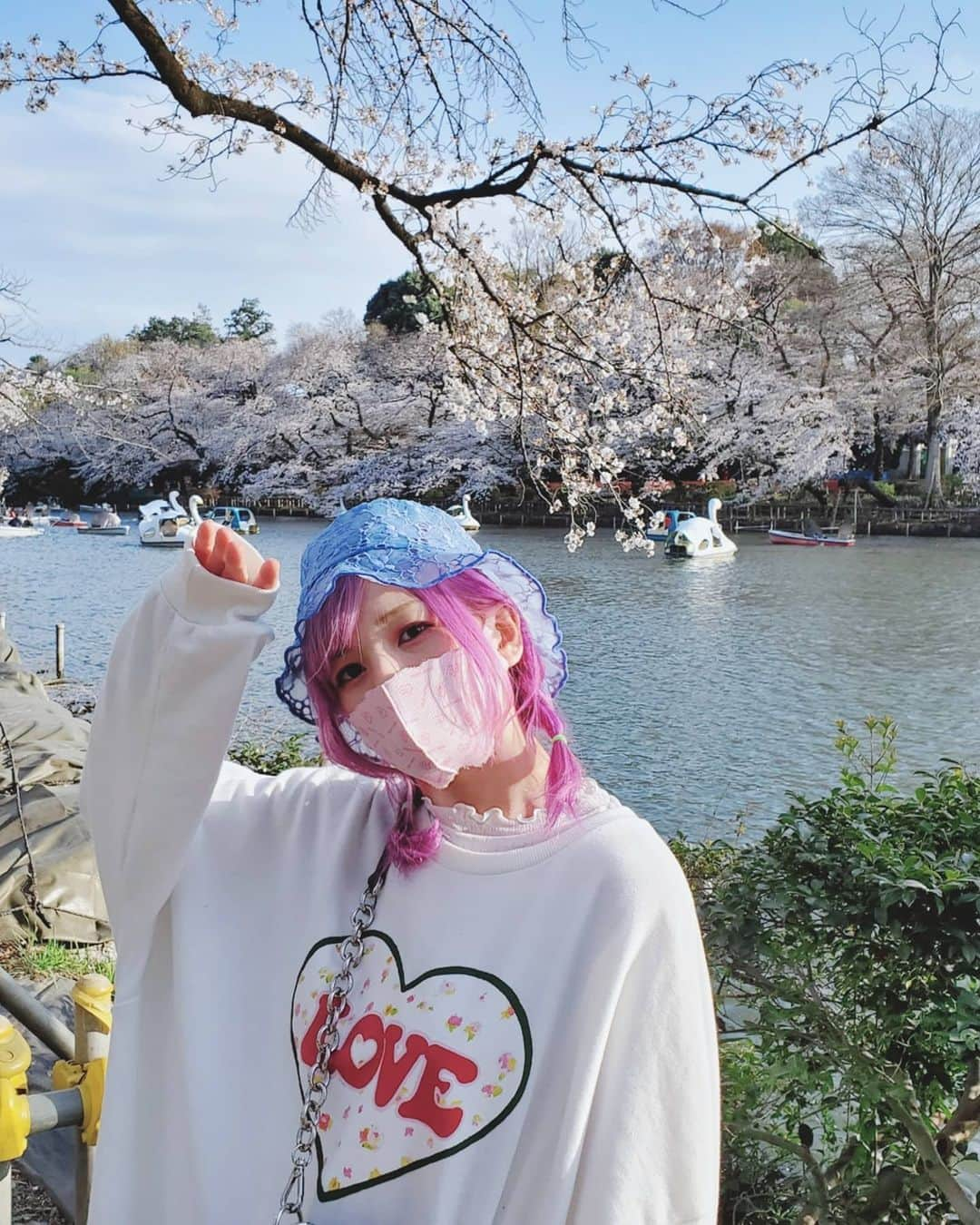 Machicoさんのインスタグラム写真 - (MachicoInstagram)「桜のつづき🌸 ： パンツにスニーカーのらくちん #公園コーデ 👟 ﾄﾚｰﾅｰ @wego_official  ﾀｰﾄﾙﾈｯｸ @honeysofficial  ﾊﾟﾝﾂ @grl_official  ： #Machico #私服 #プチプラ #低身長コーデ #152cm #春コーデ #fashion」3月31日 12時02分 - machico_3s25