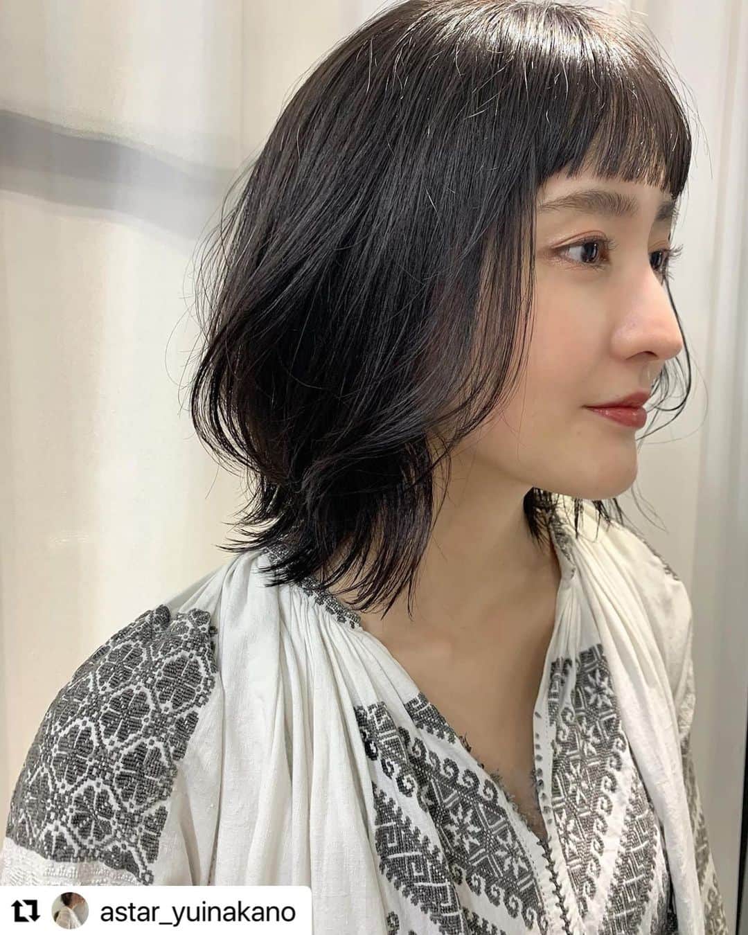 岩井七世のインスタグラム：「ほんのりラベンダー。暗めのトーンでも透け感があって好き🖤  #Repost @astar_yuinakano with @make_repost ・・・ .. どっちの表情も可愛くて💕 ぷちメイク @astar_miwasaya   #hair #hairstyles #haircolor  #ブリーチなし #セミロング #レイヤー #ベージュカラー #ラベンダーアッシュ #ウルフカット」