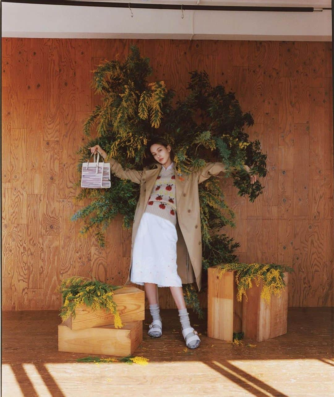 水原希子 さんのインスタグラム写真 - (水原希子 Instagram)「🌼@coach 🌼 地球にも、人にも優しいコーチの先進的な 取り組みに感動しています🌱💕  過去のコレクションピース作成時に使用されたレザーのスクラップなどを使用し、丁寧に編み込むことで 美しさが再構築されたUpwoven Leather BAG👜  地元ニューヨークの職人とコラボレーションをして、ニューヨークの職人技術の魅力を届けるため、家族経営の小さなニット工場や刺繍工房に依頼して、丁寧に手刺繍でアイコニックなメッセージやモチーフを表現🤍  他にもベジタブルタンニングとナチュラルダイ（天然染料による染色）をほどこした100％ナチュラルな工程で仕上げのレザー。  100% recycled tote 17-25本のリサイクルペットボトル からできた生地を使用し、リサイクル素材100%で作られている。(縫製糸もリサイクルされたもの！すごい😳）  まだまだハイブランドのサスティナブル化が乏しい中、、 調達から仕上げまで再生可能となるように製造されることでファッションが環境に与える影響を見直し、軽減するというコーチのコミットメントに感激しました。  アンバサダーとして、とても誇りに感じます🙏🏻❤️  #coachny #coachforever #coachss21」3月31日 12時30分 - i_am_kiko