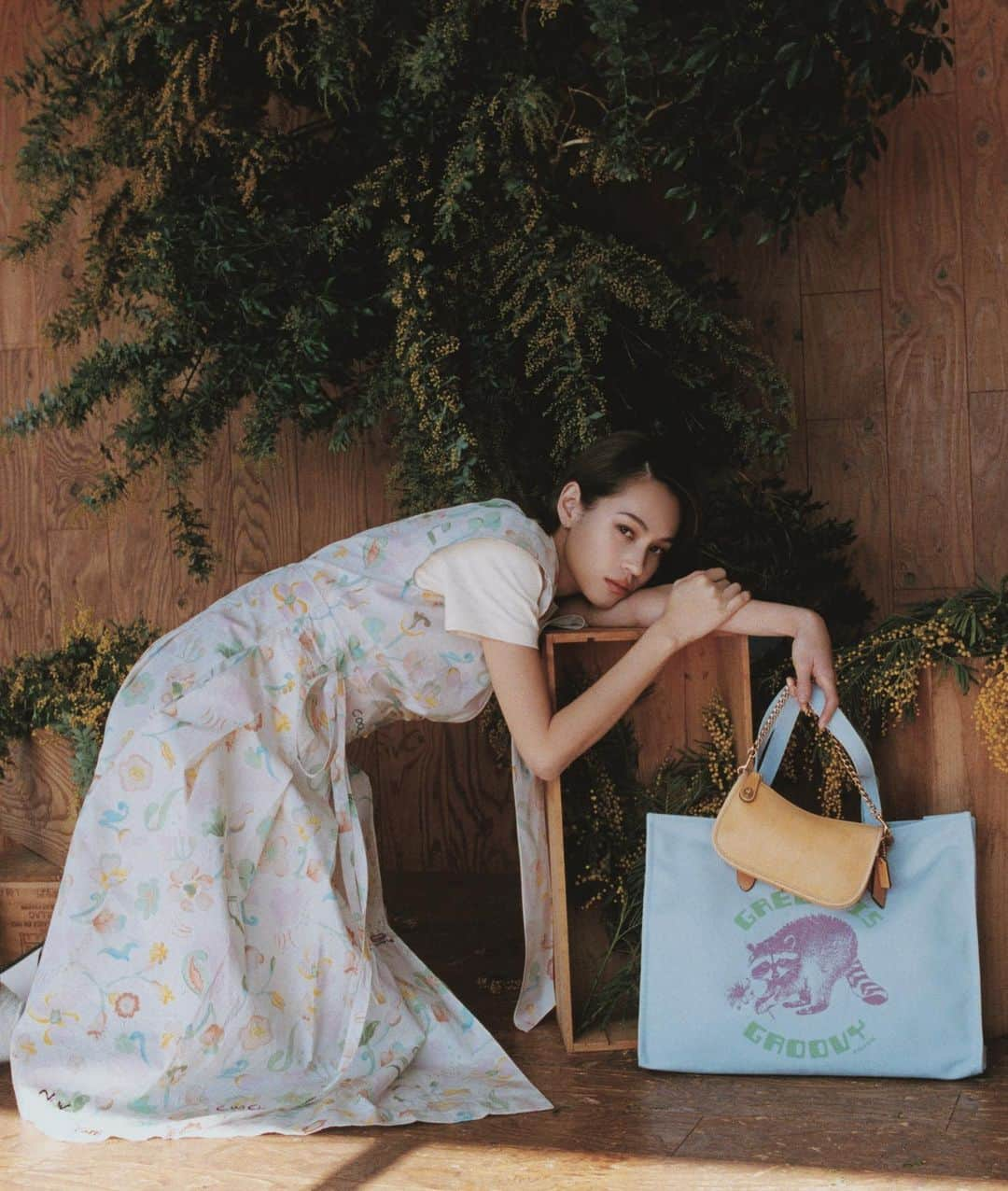 水原希子 さんのインスタグラム写真 - (水原希子 Instagram)「🌼@coach 🌼 地球にも、人にも優しいコーチの先進的な 取り組みに感動しています🌱💕  過去のコレクションピース作成時に使用されたレザーのスクラップなどを使用し、丁寧に編み込むことで 美しさが再構築されたUpwoven Leather BAG👜  地元ニューヨークの職人とコラボレーションをして、ニューヨークの職人技術の魅力を届けるため、家族経営の小さなニット工場や刺繍工房に依頼して、丁寧に手刺繍でアイコニックなメッセージやモチーフを表現🤍  他にもベジタブルタンニングとナチュラルダイ（天然染料による染色）をほどこした100％ナチュラルな工程で仕上げのレザー。  100% recycled tote 17-25本のリサイクルペットボトル からできた生地を使用し、リサイクル素材100%で作られている。(縫製糸もリサイクルされたもの！すごい😳）  まだまだハイブランドのサスティナブル化が乏しい中、、 調達から仕上げまで再生可能となるように製造されることでファッションが環境に与える影響を見直し、軽減するというコーチのコミットメントに感激しました。  アンバサダーとして、とても誇りに感じます🙏🏻❤️  #coachny #coachforever #coachss21」3月31日 12時30分 - i_am_kiko