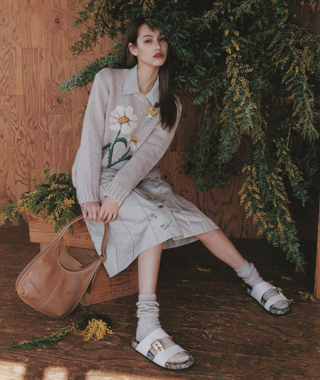 水原希子 さんのインスタグラム写真 - (水原希子 Instagram)「🌼@coach 🌼 地球にも、人にも優しいコーチの先進的な 取り組みに感動しています🌱💕  過去のコレクションピース作成時に使用されたレザーのスクラップなどを使用し、丁寧に編み込むことで 美しさが再構築されたUpwoven Leather BAG👜  地元ニューヨークの職人とコラボレーションをして、ニューヨークの職人技術の魅力を届けるため、家族経営の小さなニット工場や刺繍工房に依頼して、丁寧に手刺繍でアイコニックなメッセージやモチーフを表現🤍  他にもベジタブルタンニングとナチュラルダイ（天然染料による染色）をほどこした100％ナチュラルな工程で仕上げのレザー。  100% recycled tote 17-25本のリサイクルペットボトル からできた生地を使用し、リサイクル素材100%で作られている。(縫製糸もリサイクルされたもの！すごい😳）  まだまだハイブランドのサスティナブル化が乏しい中、、 調達から仕上げまで再生可能となるように製造されることでファッションが環境に与える影響を見直し、軽減するというコーチのコミットメントに感激しました。  アンバサダーとして、とても誇りに感じます🙏🏻❤️  #coachny #coachforever #coachss21」3月31日 12時30分 - i_am_kiko