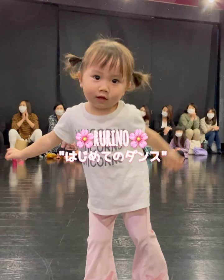 Ruuさんのインスタグラム写真 - (RuuInstagram)「🌸RURINO🌸2才2ヶ月にて "はじめてのダンス"👶🏼💕 あんじゅとりっかの妹で、ママのお腹の中にいる時から見てるから、早めのダンスデビューの感動と真剣にレッスンを受ける姿に驚きと小さすぎて可愛すぎて一生ニヤけてしまったのと😹💕 あぁ...ベイビー達からのパワーすごすぎる👶🏼😭🌸泣いた  るりのの成長が楽しみだぁ〜🌸 もう既にみんなの妹🤤👶🏼  はじめてのダンスはVividで🌸 @dance_studio_vivid  @ruufabulous   @anju.0907 @ricca.1116  #2yearsold #dance #kidsdance #niziu #kpopdance #kpop #popinshakin #ruufabulous #dancestudiovivid #fukushima」3月31日 12時46分 - ruufabulous