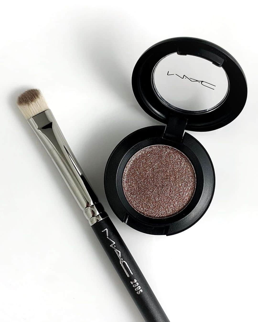 M∙A∙C Cosmetics Japanのインスタグラム：「もうすぐ新年度！4月からの新生活を前に、ブラシを見直してメイクスキルをアップ🧚‍♀️ ㅤ 今回は、#MACブラシ の中で特に人気の高い【# 239S アイ シェーディング ブラシ】をご紹介します✍️✨ ㅤ #239ブラシ はアイシャドウを目のキワにポイントで入れたり、しっかりカラーをのせるのにおすすめのブラシ。毛の密度が高く、印象的な目元を演出できます◎ ㅤ スワイプしてHOW TO動画をチェック👉 ㅤ 【使用製品】 ☑ダズルシャドウ ドリーミー ビームス ㅤ Shot by M·A·C EVENT ARTIST Hatsuo Arisaka @hatsuo_mua」