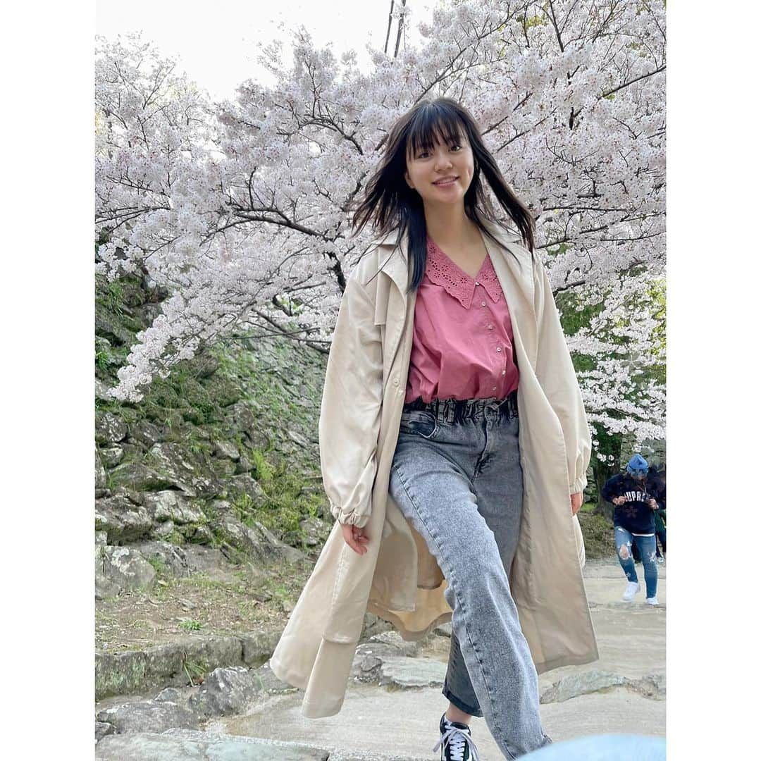 新潮社「ニコラ」さんのインスタグラム写真 - (新潮社「ニコラ」Instagram)「桜が満開でした🌸  Blouse... ZARA Pants... Bershka Jacket... jouetie Shoes... vans  #深尾あむ #アム #ニコモSNAP #ニコモ #ニコラ #nicola #中学生 #jc3 #今日のコーデ #きょコ #お洒落さんと繋がりたい」3月31日 18時21分 - nicola_snap