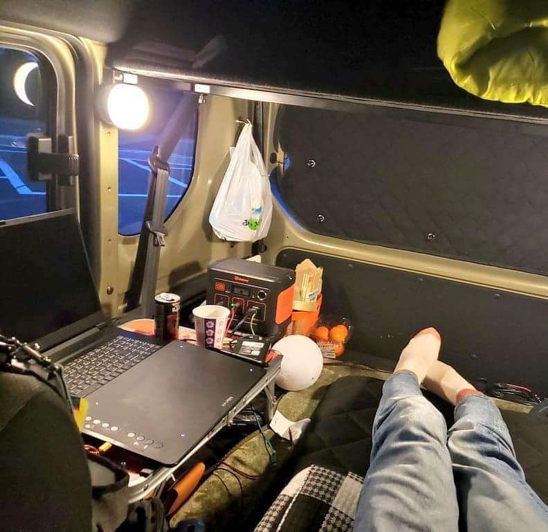 のインスタグラム：「今晩もここで漫画の作業です #日本一周 #小田原ドラゴン #今夜は車内でおやすみなさい」