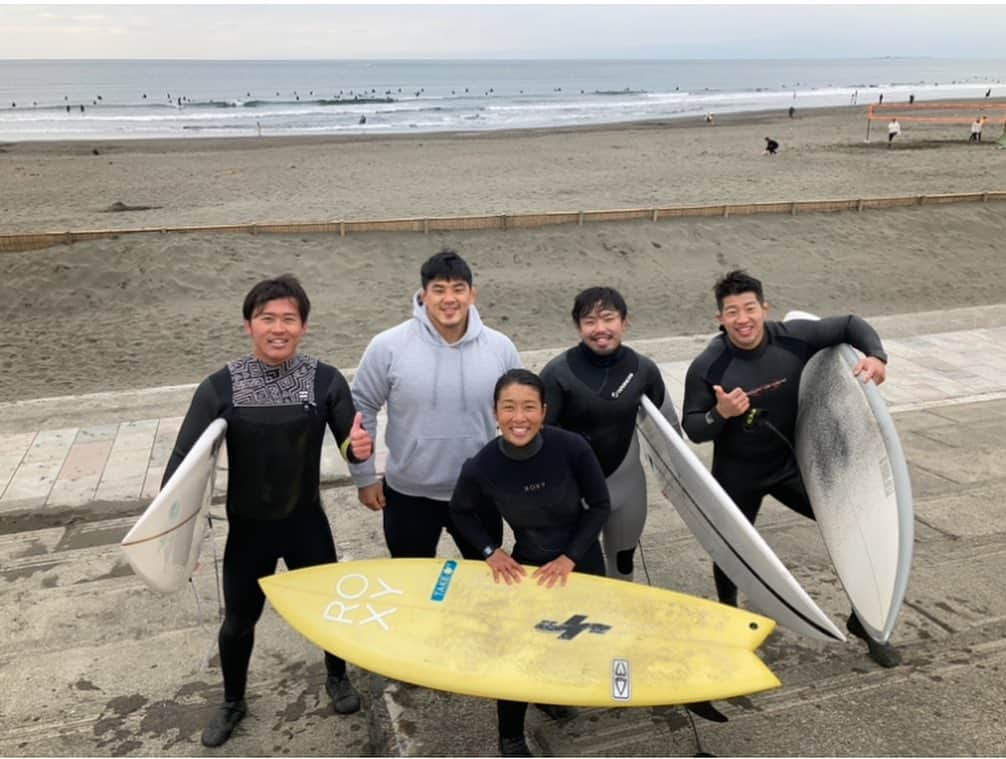 大村 奈央さんのインスタグラム写真 - (大村 奈央Instagram)「“3月は去る”を実感する、あっという間だった今年の3月。 コロナの影響で去年から夫婦ともに遠征が無くなり、予定外にも一緒に住めたお家から私たちの引っ越し、新しいカーテンを作りたくなって布を持ち歩いたり、小学校で飼ってたハムスターの名刺が出てきたり、家族や友達に囲まれる日もあり、もちろんサーフィンもして、目まぐるしく去っていった3月！  4月からは夫婦ともに、選手という立場プラスもうひとつ立場が増え、出来ることや勉強になる時間が増えます🌸それぞれの場所でのやりたい事を尊重して、心は繋がりながらも成長していく自由奔放な私たちの形に戻ります🥋🏄‍♀️✨健介の単身赴任先、美味しいものあるかな〜😋🥰」3月31日 13時04分 - naoomura