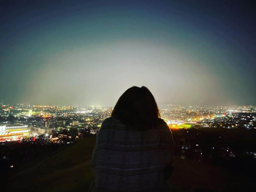 みきのインスタグラム：「弘法山行ったの3年ぶりすぎて映えてきた！ 本当は桜見に行ったのに夜なんだから見えるはずないよね😂😂 地元って元気もらえるし最高！！」