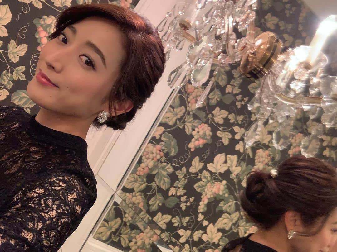 葛巻佳那のインスタグラム：「セルフヘアセット💍 姪っ子のセットもバッチリ上出来😎自分で言っちゃう笑  一年延期になった長崎での妹の結婚式👰‍♀️ ようやく挙げることが出来ました！ もぅ感動しっぱなしで姉は涙が止まりませぬ🥲 本当に良い式でした👏🏼  最後の写真は長崎で泊まった旅館からの夜景です。 世界三大夜景に選ばれているそうです🌃 肉眼で見たら、それはもう信じられない程美しかったです😳 最高な思い出になりました👏🏼」