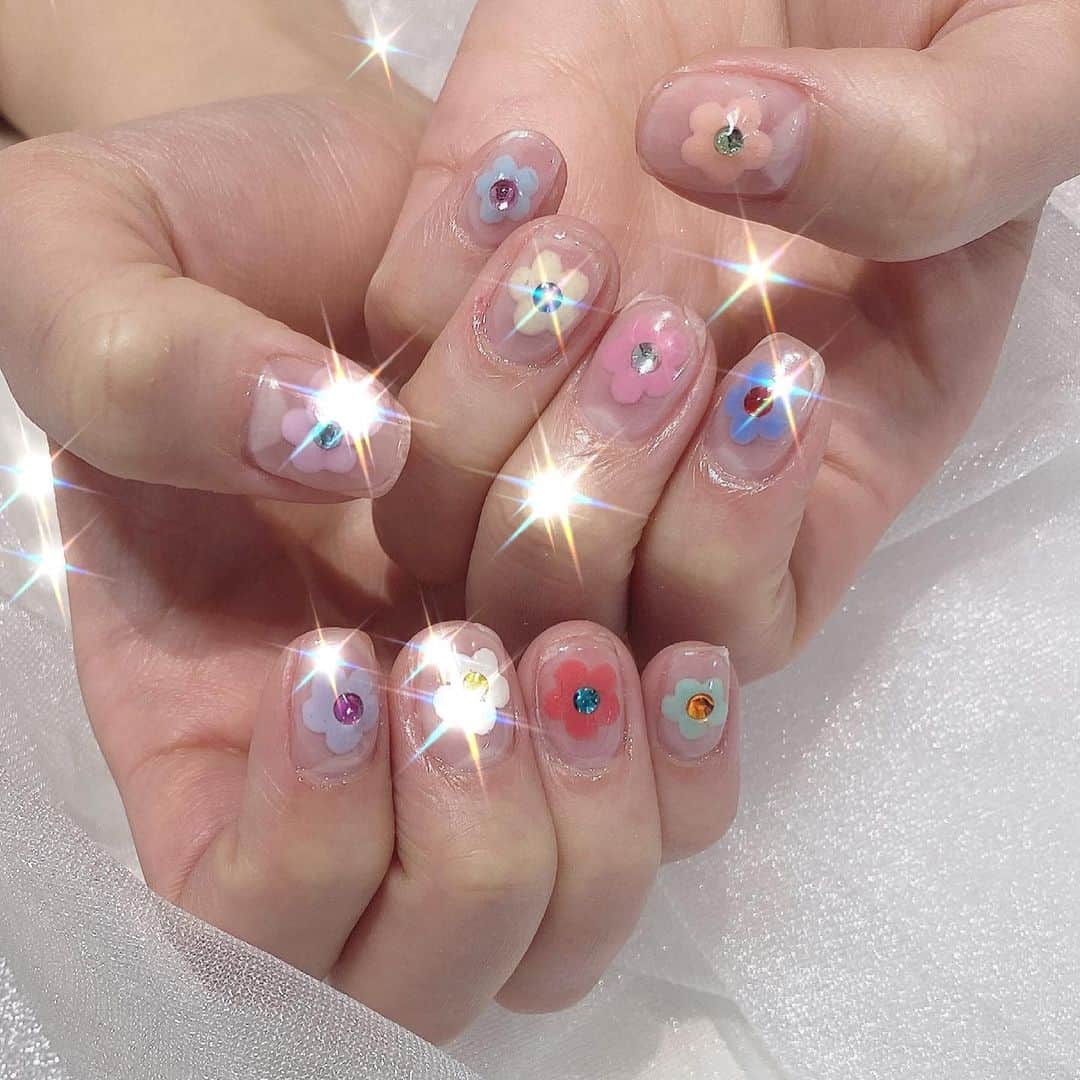 夏焼雅のインスタグラム：「new nail🌼🌸🌼🌸🌼🌸🌼﻿ ﻿ こんにちは🌞﻿ 昨日、一昨日とたくさんのメッセージありがとうございました💗﻿💗💗 みんなからの温かいお言葉本当に嬉しかったです☺️﻿ ﻿ 写真は入院前に新しくしていたネイル💅🏻﻿ お花ってかわいいよね〜🌼﻿  @honda_parkbytokyo さん﻿ post遅くなっちゃったけど🥲 ありがとうございました♡ ﻿ shop▶︎ @parkbytokyo  ﻿ ﻿ #nail ﻿ #shibuya ﻿ #flower」