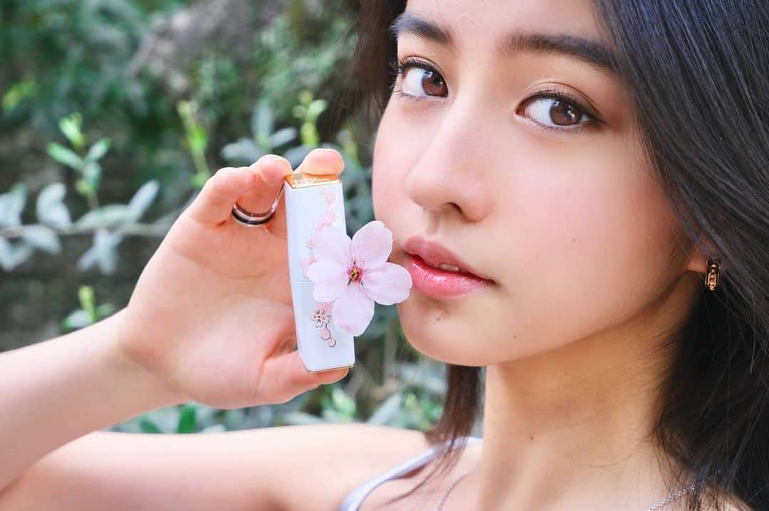 kokiさんのインスタグラム写真 - (kokiInstagram)「@esteelauder @esteelauderjapan #EsteeModel  お庭の桜がもう散り始めました、風が吹くたび花びらが舞ってとても美しいです☺️🌸💓 今日私は、桜色のリップです！  The sakura tree in our garden already began to grow it's leaves and every time the wind blows, the petlas fall beautifully.  Today I'm wearing this sakura shade pink 🌸  📷 by sis ♥️」3月31日 13時48分 - koki