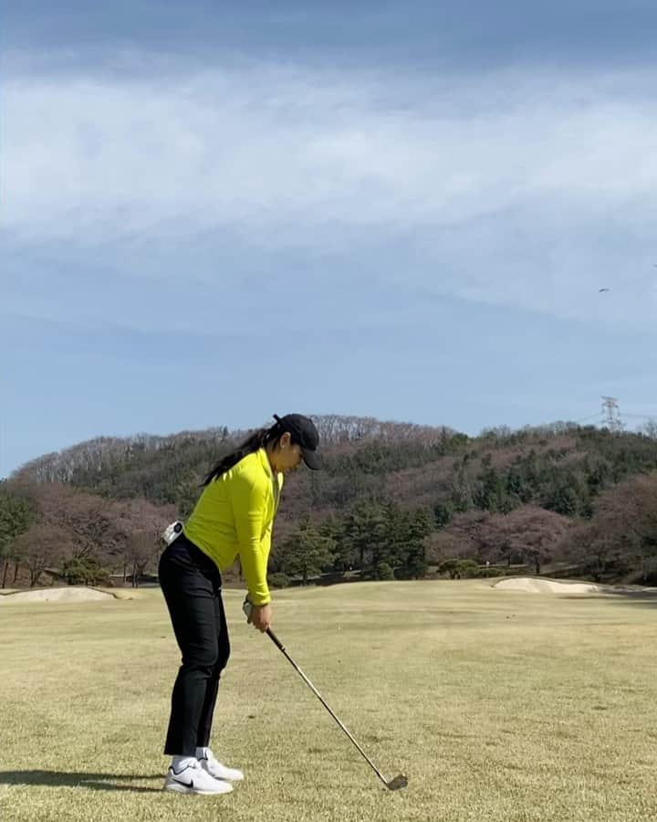 チョ・ユンジのインスタグラム：「_ 오늘의 오잘공🏌🏻‍♀️버디해찌렁😛 와 이런 손맛 몇년만이지......🤨 오늘은 골프랑 밀당 성공😉 여기 벚꽃맛집인데 아직 많이없어서 아쉬워잉🥲🌸  #골프 #골프스윙 #모닝골프 #밤샘😂 #지금부터위기다 #맛점하세여 #벚꽃놀이는 #골프장에서」