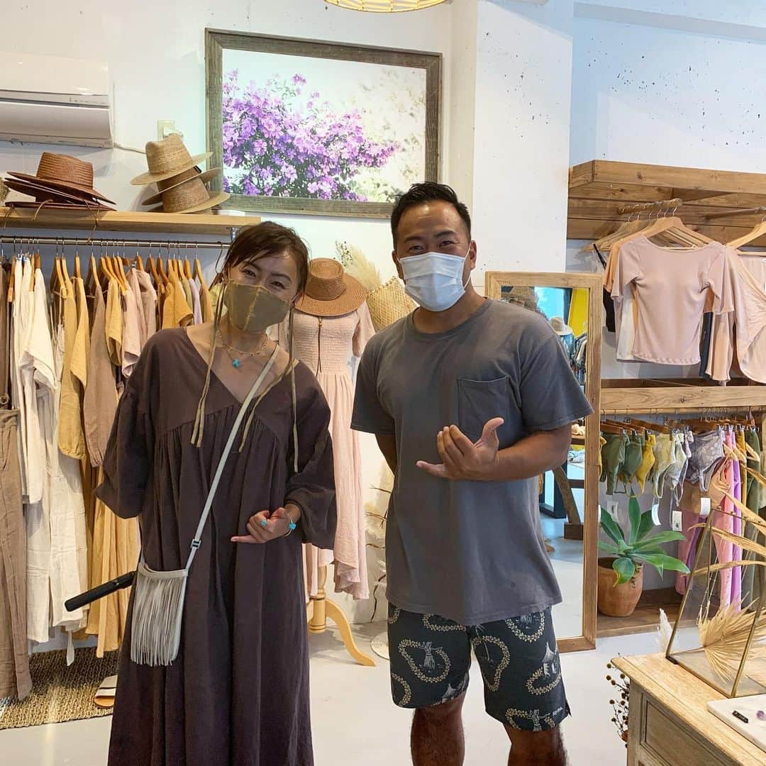 田中律子さんのインスタグラム写真 - (田中律子Instagram)「恩納村にある 『Always Sunshine』 @alwayssunshine.co_gallery  あつしさん　@atsushi__sugimoto  のギャラリーに行ってきました🌞 ずっと行きたくて行けてなかった😭やっと行けたらめちゃくちゃタイプなギャラリーでした🌴🌞  あつしさんの写真が大きなウッドの額に飾られて、これまた白い壁に映えるーー🤩  我が家に欲しいなーと思って見に行ったんだけど、色々話して、私の写真を撮ってもらってオリジナルの私だけの作品を作ってもらうことになりましたーー😭😍🙌🙏感謝すぎるーーー❤️  綺麗な沖縄のサンゴ礁が広がった海に、SUPボードに寝転んだ私を、ドローンで撮影🏄‍♀️それをこの写真みたくデカくプリントしてもらって、我が家に飾る🤩  出来上がりが楽しみ💛ってまだ撮影してないけどね、イメージは完璧🙆‍♀️🌞  あつしさん、マリアちゃん、ありがとー🙏🌞🌴  また遊びに行くねー🏃‍♀️ みなさんもぜひ沖縄に来たら恩納村のAlways Sunshineに行ってね💛  #okinawa #okinawalife  #beachlife  #alwayssunshineco  #海のある暮らし」3月31日 14時23分 - ri2kotanaka
