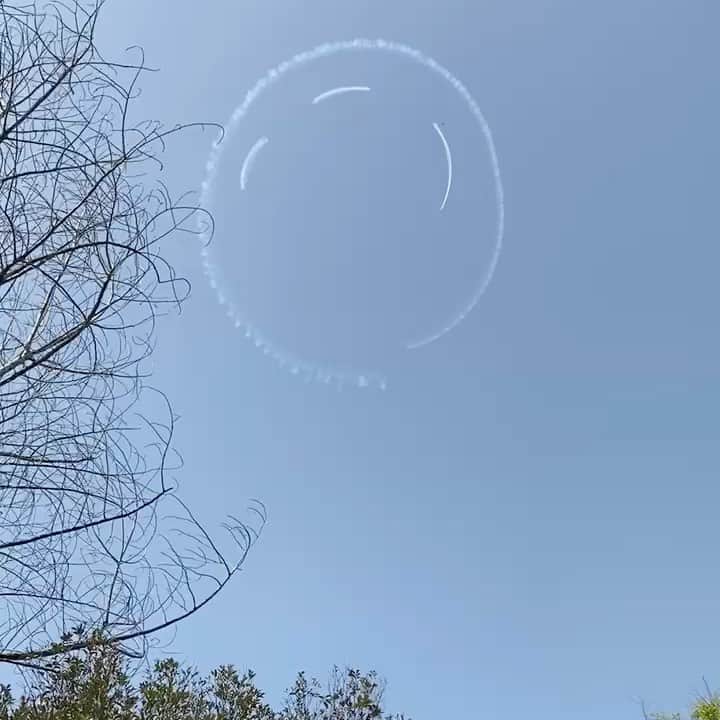 湯浅洋のインスタグラム：「増上寺の前で空を見上げたら！  エアレースパイロット室屋義秀氏、東京都上空11か所にニコちゃんマークを描くFly for ALL  #大空を見上げよう フライト実施　ということでした。ラッキー😊」