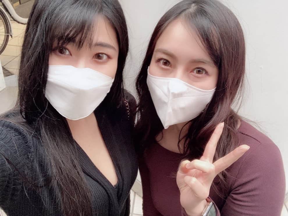 のインスタグラム：「昨日事務所の先輩のしお里しゃんにランチ連れてってもろたぁ🤩💕 バリ話しよってランチでの写メ撮ってなかったけん道端で撮ってもろた❤️ 同い年で色んな話出来てバリ楽しかったぁ😇✨ らぶです🥰💟」