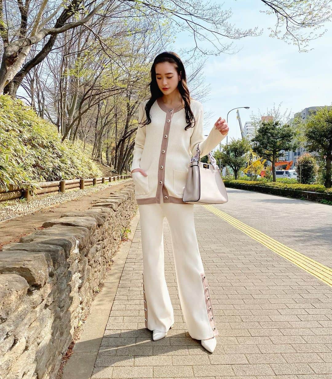 太田麻美のインスタグラム：「私服🌸🌸 暖かくてSETUPだけで過ごせるの嬉しい🤍  setup... @darich_official  bag... @fendi   #ootd #ootdfashion #fashion #code #cordinate #setup #spring #redyazel #springfashion #darich #fendi #私服 #コーデ #セットアップ #セットアップコーデ #ダーリッチ #レディアゼル #春コーデ #ニット #私服」
