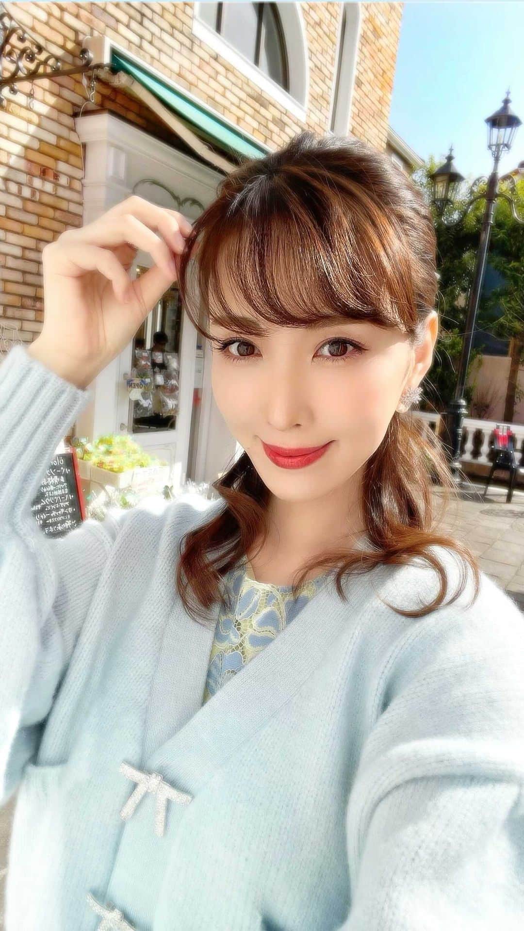 のインスタグラム：「ヘアアレンジに使っている スプレーとコテを載せました💙💙  くるりんぱ2本だけの簡単アレンジ.  程よくゆるっとなるように、トップとくるりんぱの部分を指先ですほぐすことがポイント☺️✨ How to 動画はまたあらためて撮れたら載せたいと思います♫  #ヘアアレンジ #簡単ヘアアレンジ #salonia #サロニア #anjou #コテ #紫のケープ #ハーフアップ  #ハーフアップアレンジ #セルフアレンジ #はじめよう #やってみよう #誰でも最初は初心者」
