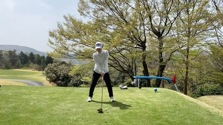 横峯さくらのインスタグラム：「昨日の産後初ラウンドはハーフまわって3オーバーでした⛳️ スコアは良くなかったですが、妊娠中よりもだいぶいい状態になってきているなと感じました✨ これならしばらく練習すればかなりいい状態には戻せるなという手応えがあります😊  スイングでは、妊娠前に取り組めていなかったことに取り組むことを決意💪 復帰するとスイングをベースの部分から見直す時間が取れなくなってしまうとので、この時期に「自分のスイングのベース」をしっかり作っていきたいと思います😃 今から復帰が楽しみです✨  昨日は久しぶりにゴルフができてすごく幸せでした🍀産後初バーディーも取れたんですよ😊  #ドライバーショット #ドライバー #キャロウェイ #callaway #callawaygolf #産後 #ゴルフ #女子ゴルフ #lpga #女子ゴルフツアー #女子ゴルファー #スイング動画 #横峯さくら」