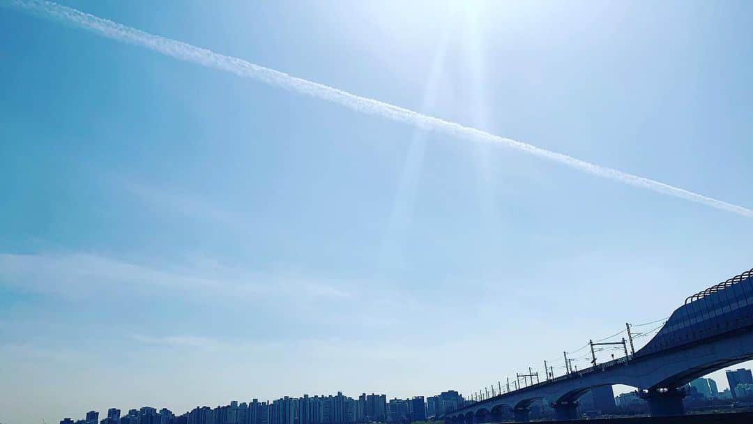 JR のインスタグラム：「오우 구름이쁘네요!」