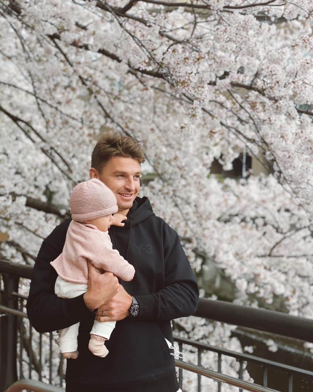 ボーデン・バリットさんのインスタグラム写真 - (ボーデン・バリットInstagram)「Wrapped around her little finger 😘🌸 #sakura #tokyo @hannahlaity」3月31日 14時49分 - beaudenbarrett