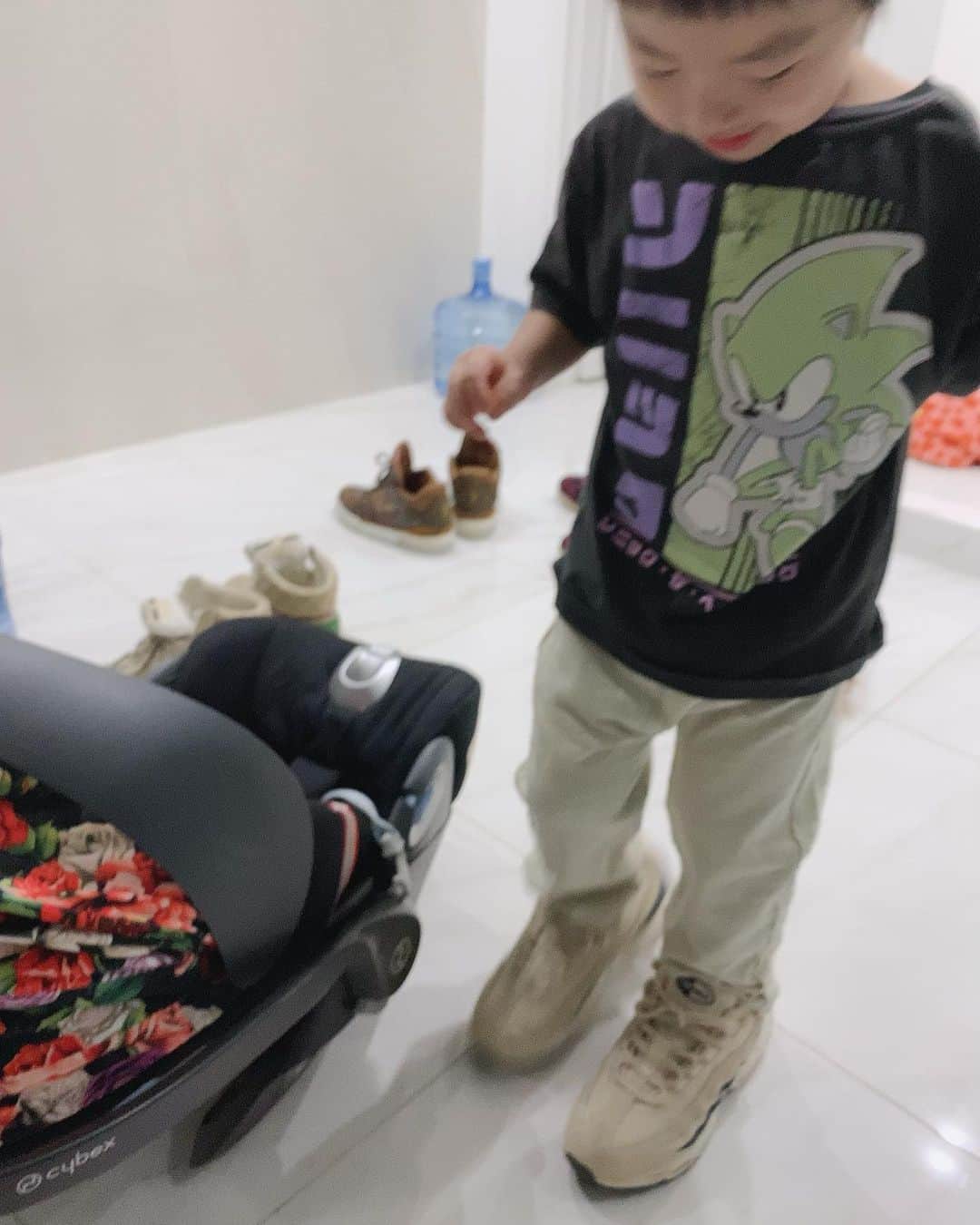 アレクサンダーのインスタグラム：「のんちゃんの靴履くおちび👟‼️ サイズあんまり変わらないのかな？ 笑　のんちゃんちっこいからな。 #airmax95  #zara」
