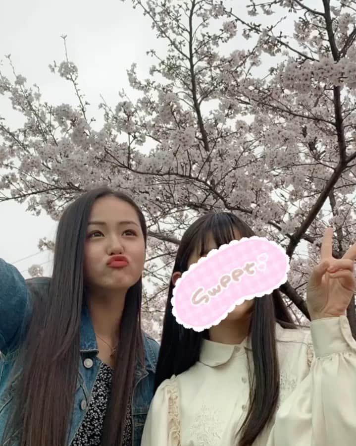 松本優菜のインスタグラム：「🌸  #桜 #満開 #姉妹  #お花見 #code #fashion」