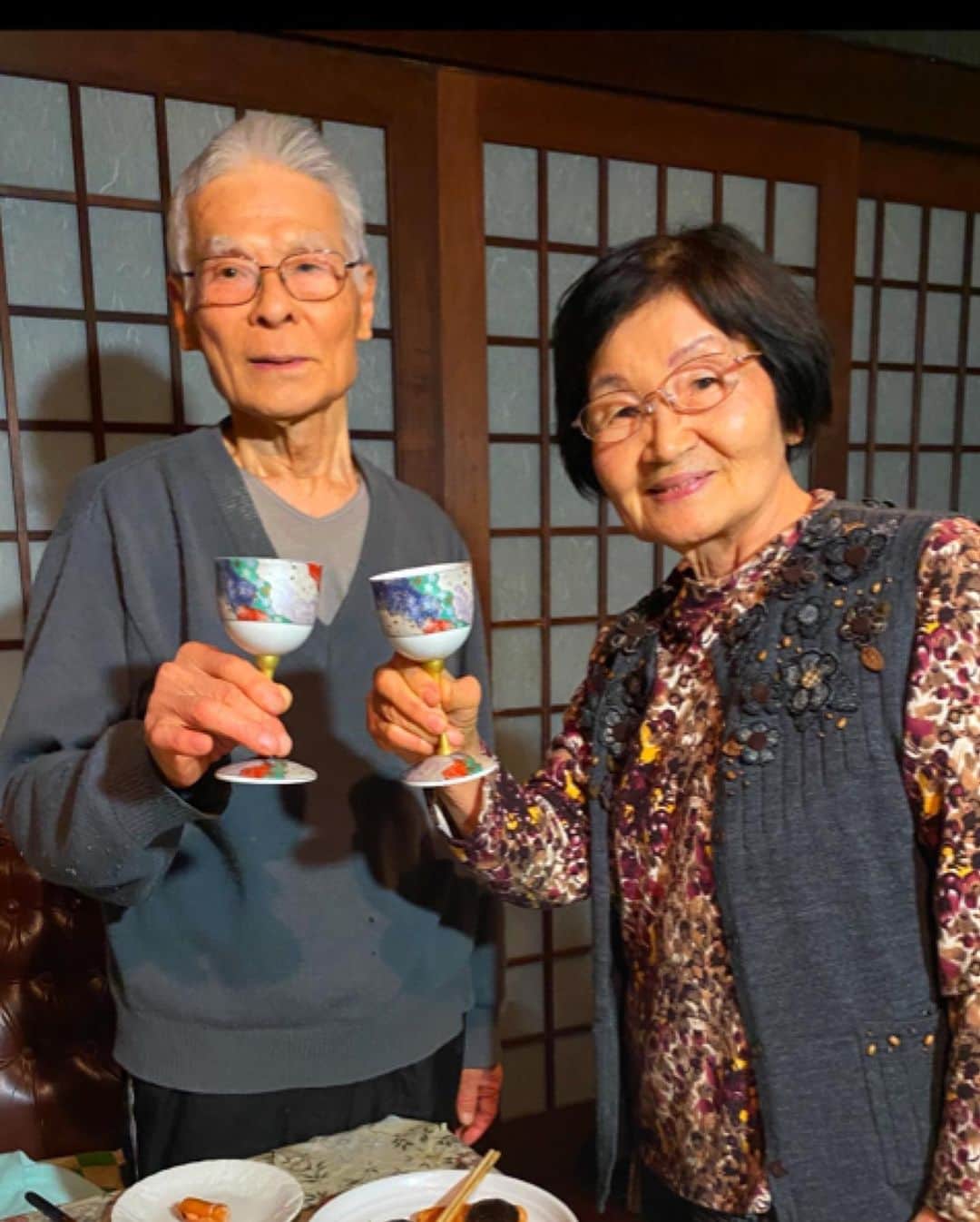 前田文香さんのインスタグラム写真 - (前田文香Instagram)「さくら🌸満開の昨日 母は80歳のお誕生日を迎えました✨  まだ現役で、仕事ができる87歳の父と 今　元気で前向きで暮らしてくれていることに 感謝です(T . T)  ちょうど40年前の母との　島根での写真があったので くっつけてみました💕  祖母は100歳まで生きてくれたし、  東京オリンピック奈良の聖火ランナーが なんと、109歳の女性だと聞いて  「まだまだ頑張らんといけんなー」と。。。✨」3月31日 14時49分 - fumika.maeda