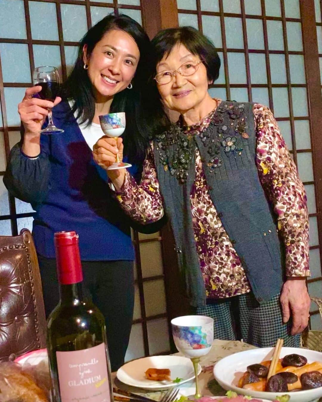 前田文香のインスタグラム：「さくら🌸満開の昨日 母は80歳のお誕生日を迎えました✨  まだ現役で、仕事ができる87歳の父と 今　元気で前向きで暮らしてくれていることに 感謝です(T . T)  ちょうど40年前の母との　島根での写真があったので くっつけてみました💕  祖母は100歳まで生きてくれたし、  東京オリンピック奈良の聖火ランナーが なんと、109歳の女性だと聞いて  「まだまだ頑張らんといけんなー」と。。。✨」