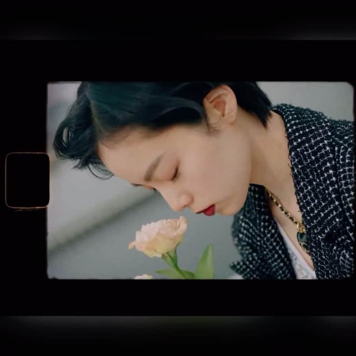 三浦加納子のインスタグラム：「ELLE5月号　Cover & CHANEL  ROUGE COCO BLOOM ×平手友梨奈さん  ネイルを担当させて頂きました。 春の新色リップを纏う彼女の新しい魅力が印象的なページです。 Web movie もぜひご覧になってください！  https://sp.elle.co.jp/beauty/chanel/2103/  https://youtu.be/FiPbf0_ZtjA  @ellejapan  Photo: @yusukemiyazaki  Videographer:TSUYOSHI HASEGAWA Photographer(still)SHINMEI Hair&Make up: @hairmake_maomao  Styling: @chie_atsumi  Model: #YURINA HIRATE Coordinate: YUKA KIKUCHI Realization:YUMIKO AKITA Manicure: @kanakomiura   CHANEL/ LE VELNIS LONGUE TENUE  167 ヴェルニ ロング トゥニュ ネイルエナメル167 バレリーナ  #chanellipstick #elle #ellejapan #平手友梨奈」