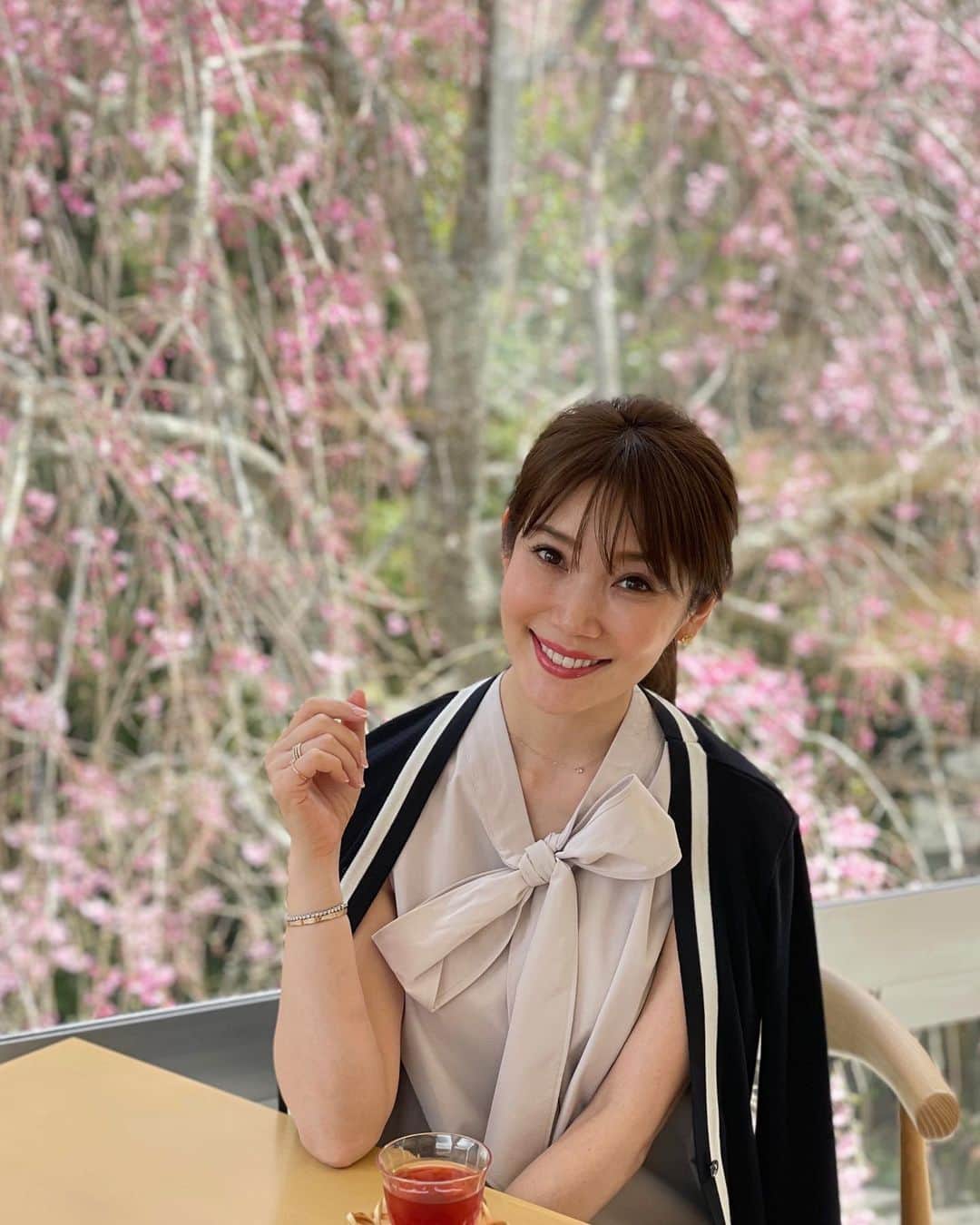 吉田美紀さんのインスタグラム写真 - (吉田美紀Instagram)「・ ・ 箱根は桜が満開🌸 とっても綺麗で癒されました！ ・ 桜の季節ってあっという間。 ・ 3月、最終日ですね･:*+. ・ #cherryblossom #sakura #hakone #pink #桜 #さくら #箱根 #3月」3月31日 14時52分 - miki__yoshida