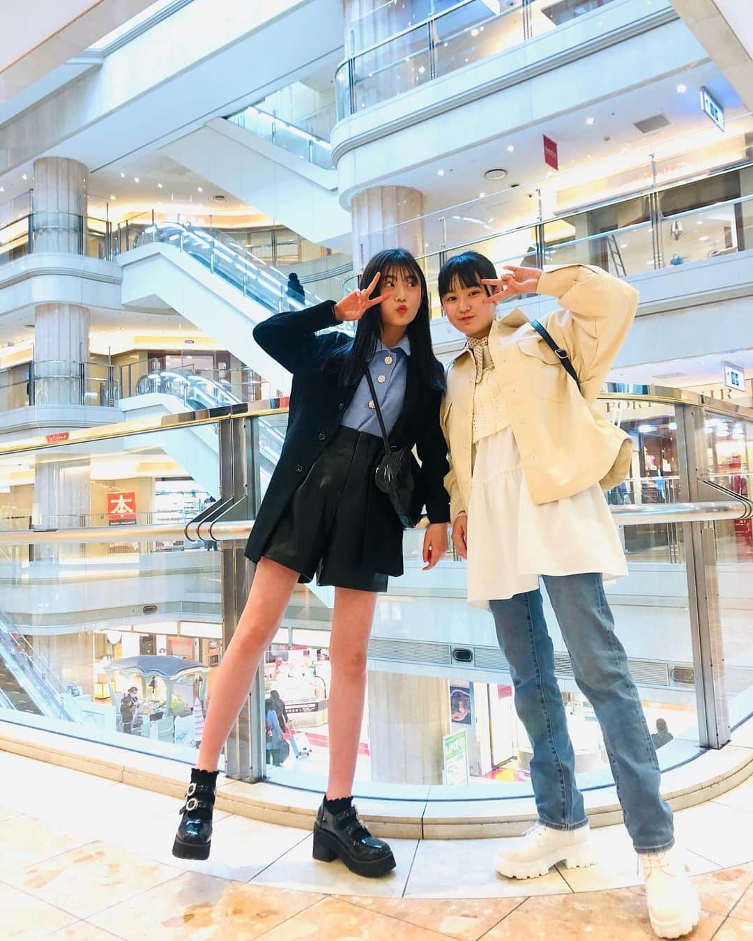 ニコ☆プチのインスタグラム：「🖤🤍 あきゅもんの私服のせておきます👐🏻🌸 2枚目もぜひ👀🤍笑  #近藤藍月 #森﨑美月」