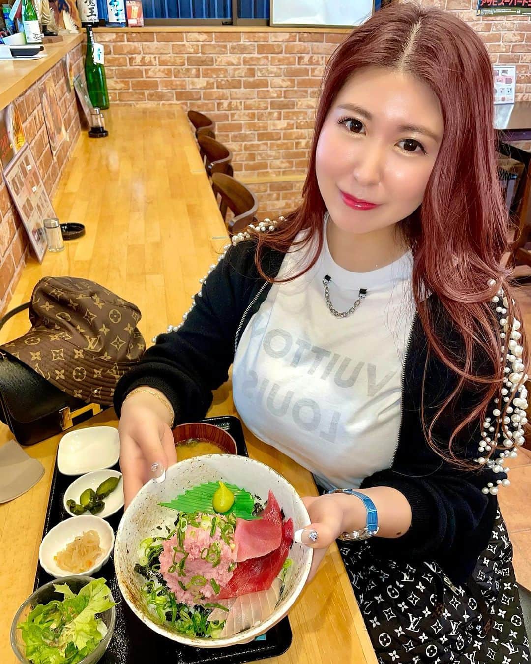 ayuさんのインスタグラム写真 - (ayuInstagram)「Lunch at a tuna specialty store on Awaji Island🐟🍚❤️ ・ 淡路島にあるトロ兄ィー食堂でランチ😍 @toroniisyokudou  ここのネギトロ丼が凄く美味しい🤤 お家でも食べたいから 毎回パウチのネギトロも沢山お持ち帰りするよ🤗💛 ご馳走様でした🙏 ・ #awajishima#awajiisland#maguro#toro#sushi#foodstagram#code#ootdfashion#ayuログ #淡路島#淡路島グルメ#グルメ好きな人と繋がりたい#グルメ女子#グルメな人と繋がりたい#淡路島ランチ#トロ兄ィー食堂#ネギトロ#マグロ#海の幸#海鮮丼#まぐろ屋」3月31日 15時05分 - ayu888ayu