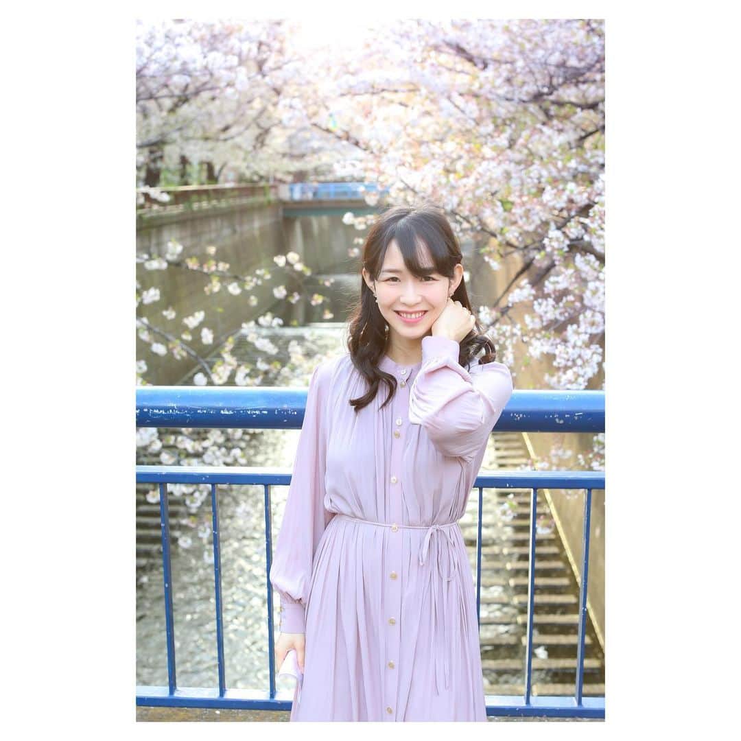 今井遥のインスタグラム：「撮影で目黒川の側に来ています。 桜がとても綺麗でした🌸  #桜  #sakura #目黒川 #サンクスツアーマスクが桜とマッチしてました😊」