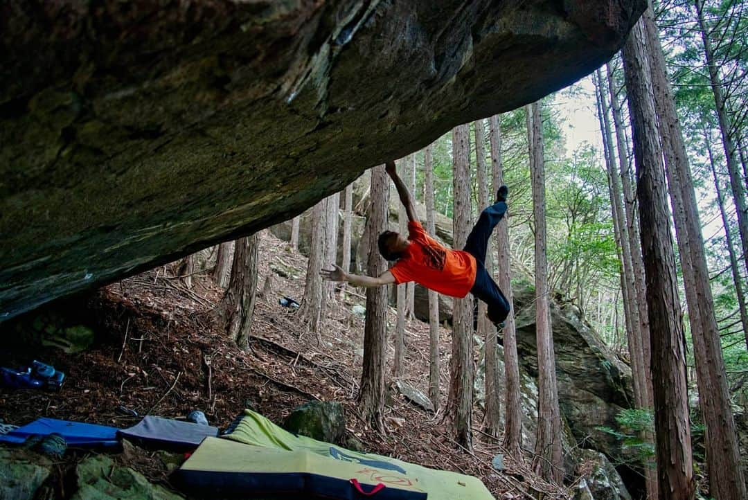 中島徹のインスタグラム：「💎 problem: Mandelbrot V12 FA climber: @saruzaemon9  photo: @vlog_photo.video location: Gifu」