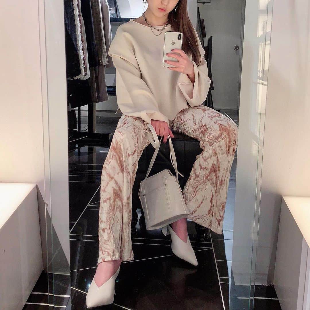 井上 莉彩のインスタグラム：「. 最近のお気に入り❤︎❤︎ ワントーンがいい感じ .」