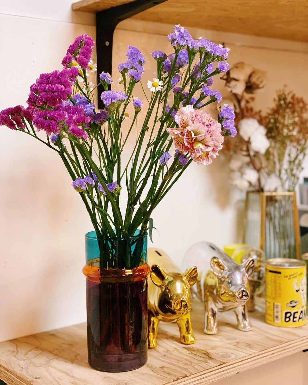 Ami さんのインスタグラム写真 - (Ami Instagram)「新しいお財布で初めてお金を使うときは、ワクワクする事に使うのがいいみたいので 今日はお花を買いに行ったよ💐💕  お花を選ぶのも、どの花瓶にどういうく組み合わせでまとめるかを考える時間も、もちろん眺めてる時間も、全部幸せだよね💖💚💛💙🧡💜」3月31日 16時03分 - ami_dream05