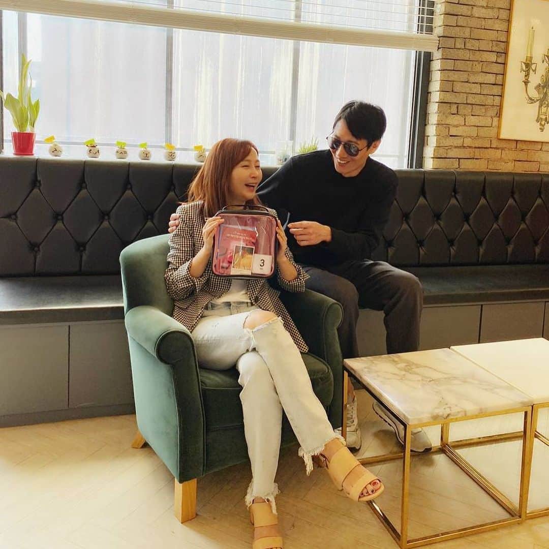 キム・レウォンのインスタグラム：「10년 넘게 사진 찍자는 말 없더니.. 왠일인가 했어ㅎ 축하해 누나~」
