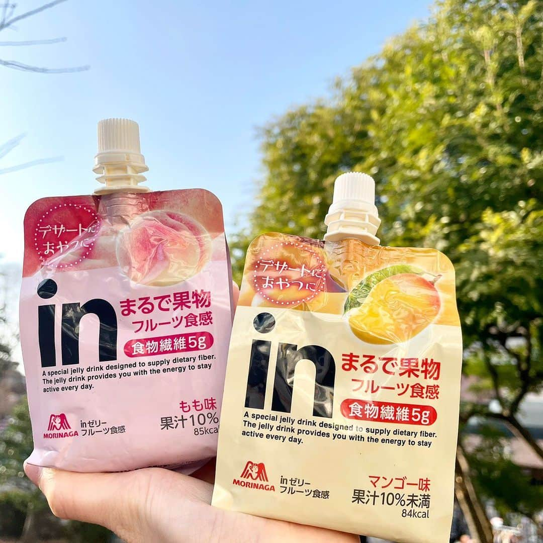 りょうくんグルメさんのインスタグラム写真 - (りょうくんグルメInstagram)「inゼリーの新商品紹介！！！  デザートみたいな甘さの、 ももとマンゴーの2種類の味！ 噛みごたえのある食感で食べ応えあるし満足度高い！  しかもどっちも90カロリー以下だから ヘルシーなデザートとして楽しめる！ ダイエット中にもいいし甘いもの食べて元気だすぞーって時にオススメ！  ぜひ食べてみてね！  商品情報 商品名：inゼリーフルーツ食感＜もも＞/inゼリーフルーツ食感＜マンゴー＞ 発売価格(税込)：216円 内容量：150g 発売日：2021年3月30日(火) 販売：全国のコンビニエンスストア・駅売店限定発売 商品特徴：食物繊維5g配合/まるで果肉のような食感   #今日のおやつ #おやつタイム #コンビニデザート#コンビニスイーツ#コンビニスイーツ新商品 #デザート#充電デザート#ごきげんチャージ  #inゼリーフルーツ食感#inゼリー#森永製菓#PR#間食 @in_jelly_」3月31日 16時22分 - uryo1113