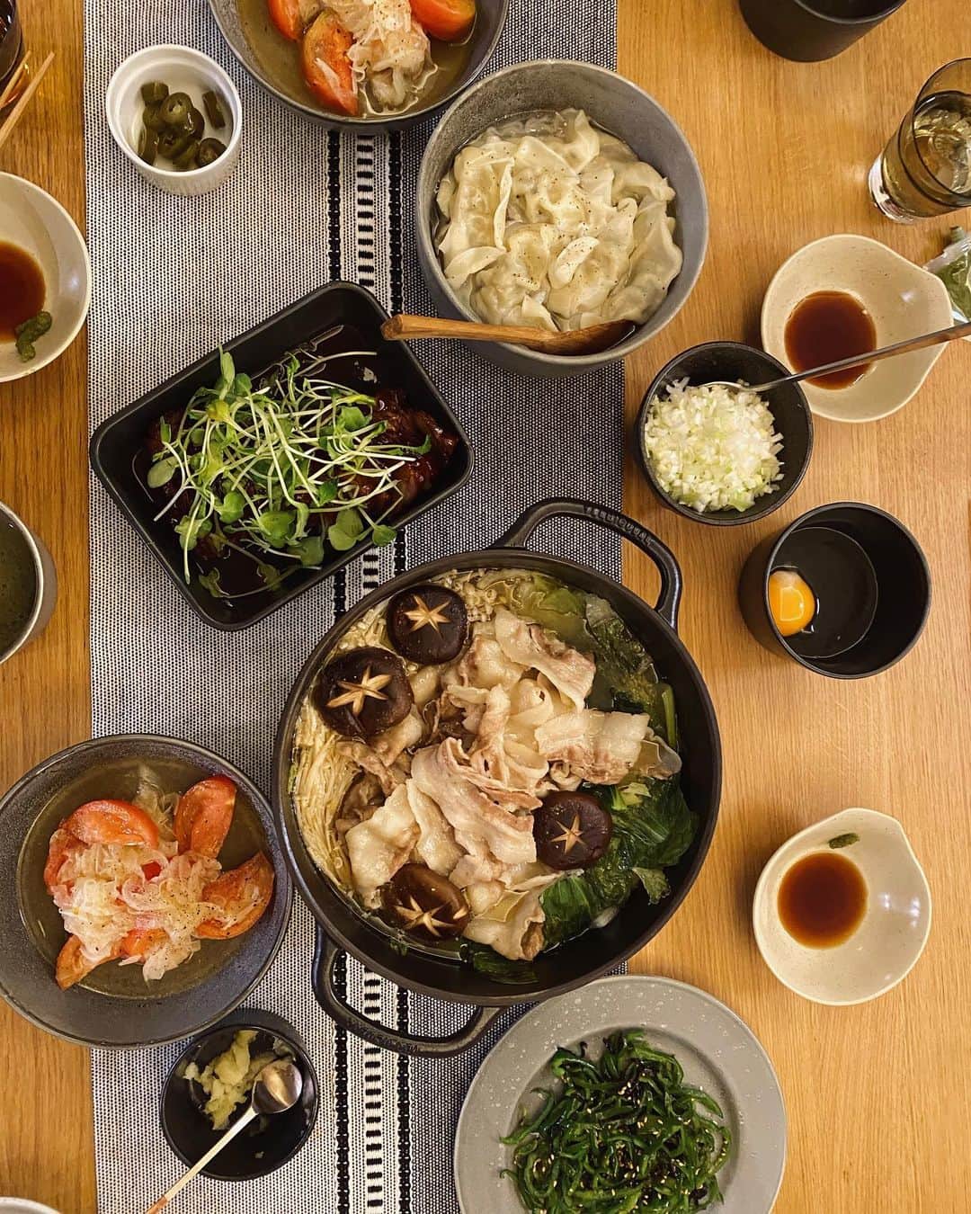 のインスタグラム：「久々にお家でゆるりと #たなか食堂 。  ----献立---------------- ・ごま油鍋（締めは細麺のラーメン） ・焼豚（つまみ菜たっぷり。LOVEPAKUやハラペーニョを合わせて） ・水餃子（ポン酢と柚子胡椒が最強） ・トマトと新玉ねぎのマリネ（ほんのりオレガノ風味。レシピはストーリーに載せました。） ・ピーマンの塩昆布炒め（細切りでシャキシャキに！） -----------------------  メインはお馴染みのごま油鍋。 そこに前日から漬けてた焼豚などを合わせました。  個人的にはあと一品！って時に、冷凍の水餃子があると煮るだけでなのでおすすめ。（この日の水餃子は最近お気に入りのやつ。楽天ROOMにも載せてます。） 水餃子が好きすぎて、良さそうなものを片っ端から試してみてます🥟  そして画像7枚目に載せたLOVEPAKUは、ぐぎさんおすすめの調味料。 焼豚にも水餃子にもなんでも合うし、これを合わせるとなんでもアジアンなテイストに…✨  誰かのために作るご飯ってやっぱり楽しいし、みんなで食べるご飯はやっぱり美味しい♥ そんなやっぱりを存分に味わった夜でした。  ●手作りご飯系はハイライトの #たなかご飯 にまとめてます  #手作りご飯 #晩御飯 #おうちごはん #今日のご飯 #楽天roomに載せてます #たなか部屋」
