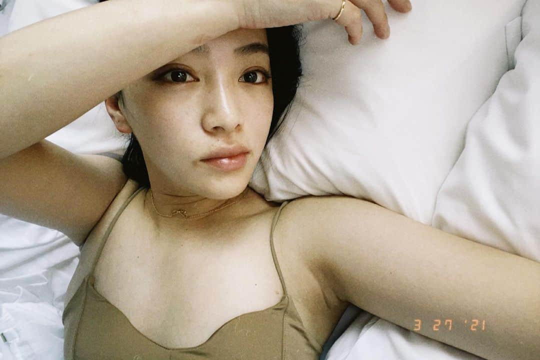 矢野由希子さんのインスタグラム写真 - (矢野由希子Instagram)「3月27日の寝起きの矢野をどうぞ。 （いらないね） よくみたら手首に寝跡があるよ  #おはようございます #こんにちは #こんばんは」3月31日 18時32分 - yanoyukiko_