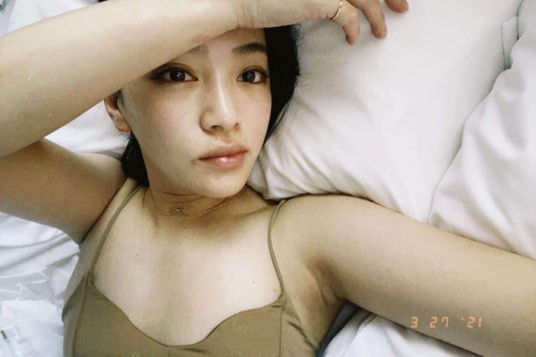 矢野由希子のインスタグラム：「3月27日の寝起きの矢野をどうぞ。 （いらないね） よくみたら手首に寝跡があるよ  #おはようございます #こんにちは #こんばんは」
