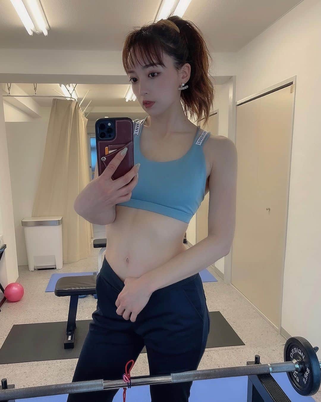 唯可（yuika）さんのインスタグラム写真 - (唯可（yuika）Instagram)「3月週一で通ってたパーソナルジム『Jim.』 自分だけに似合うトレーニングで姿勢を整えつつ、痩せやすい体質に導いてくれるの🥺  ・姿勢が整いダイエット ・骨盤が整いダイエット ・時短トレーニング ・マシン一切使わない ・部分痩せ、減量も◎ ・糖質制限なし  中村トレーナーの教え方が本当に新しくて わたしにぴったりだった！🤝 身長が高い私だからこその弱点やそれに合ったトレーニングを作ってくれて、何でやるのかも納得しながらトレーニングできてウエストもかなり閉まったよ🙋‍♀️  4月は既に予約いっぱいらしいけど 気になる方は是非dmしてみてね🤎 @jim_body.official https://reserva.be/personaljim  #ジム#パーソナル#パーソナルトレーニング#パーソナルジム#jim#映えトレ#姿勢#骨盤#全身映えトレ#ボディメイク#筋トレ女子#インナーマッスル#肋骨締め#くびれ#高身長#長身女子」3月31日 18時35分 - yu.i.k.a