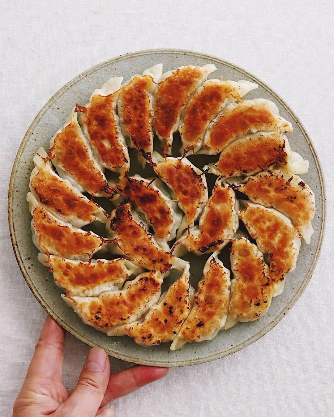 樋口正樹さんのインスタグラム写真 - (樋口正樹Instagram)「Gyoza . 今夜は久しぶりを餃子を焼く。 この度フライパンを新調して 三代目となるバッラリーニに。 やっぱり焼きの楽さに優れる！ 今月もお疲れさまでした〜🍻 . . . #ぎょうざ #餃子 #ギョーザ #Gyoza」3月31日 18時36分 - higuccini