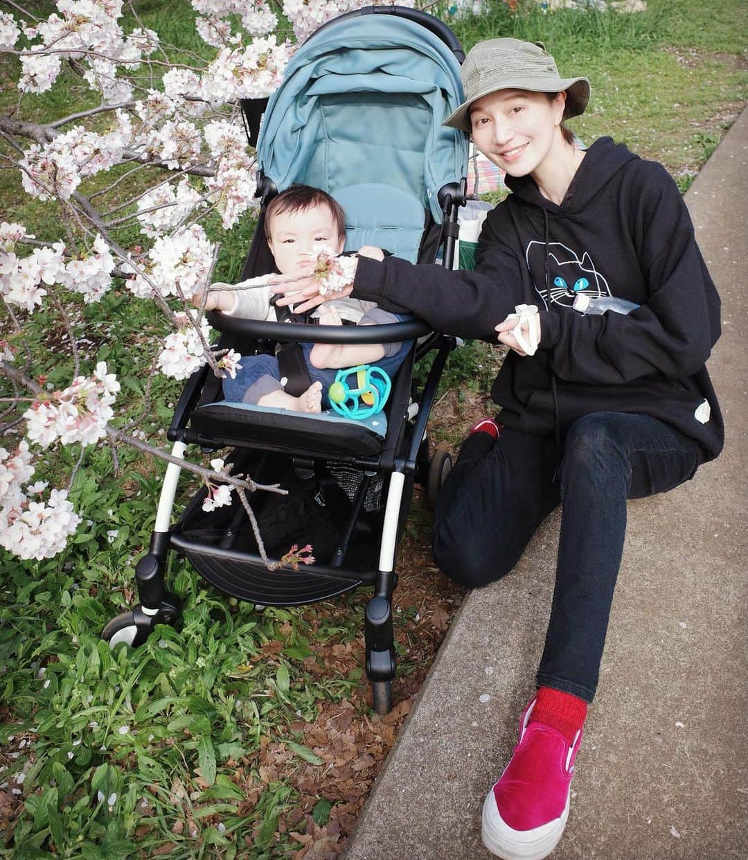愛可さんのインスタグラム写真 - (愛可Instagram)「・ 桜を見がてらお散歩へ🌸  息子くん、半目の母ちゃんをさしおいて（写真2枚目） ばっちしカメラ目線✨  最近、何時も抜かりなく目線アリです。 ・ ・ ・ #後ろのレジャーシートは我々ではありません🤟 #さくらさくら  #息子と」3月31日 18時44分 - aikick