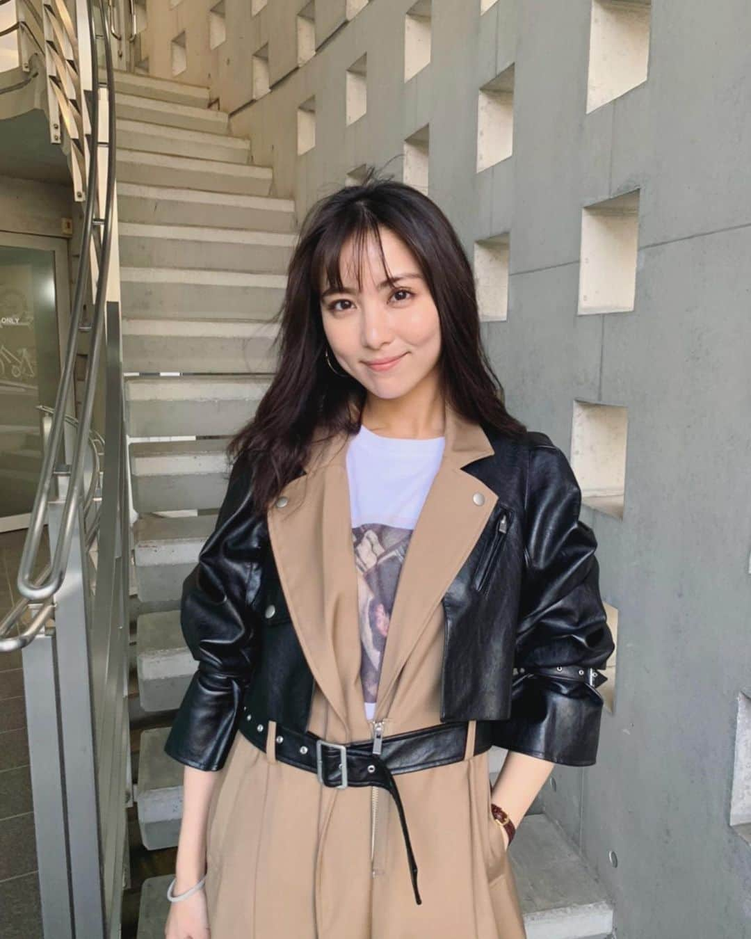 石川恋さんのインスタグラム写真 - (石川恋Instagram)「私服〜〜 普段は8割？9割？スニーカーを履いている 私ですが、珍しくスニーカーじゃない日😋👟 ライダースがドッキングされたこのコートは 昨年からのお気に入り春アウターです🌸 風が強すぎてわろてます☺️🍃笑 #StyledbyRen #ootd」3月31日 18時50分 - ren_ishikawa