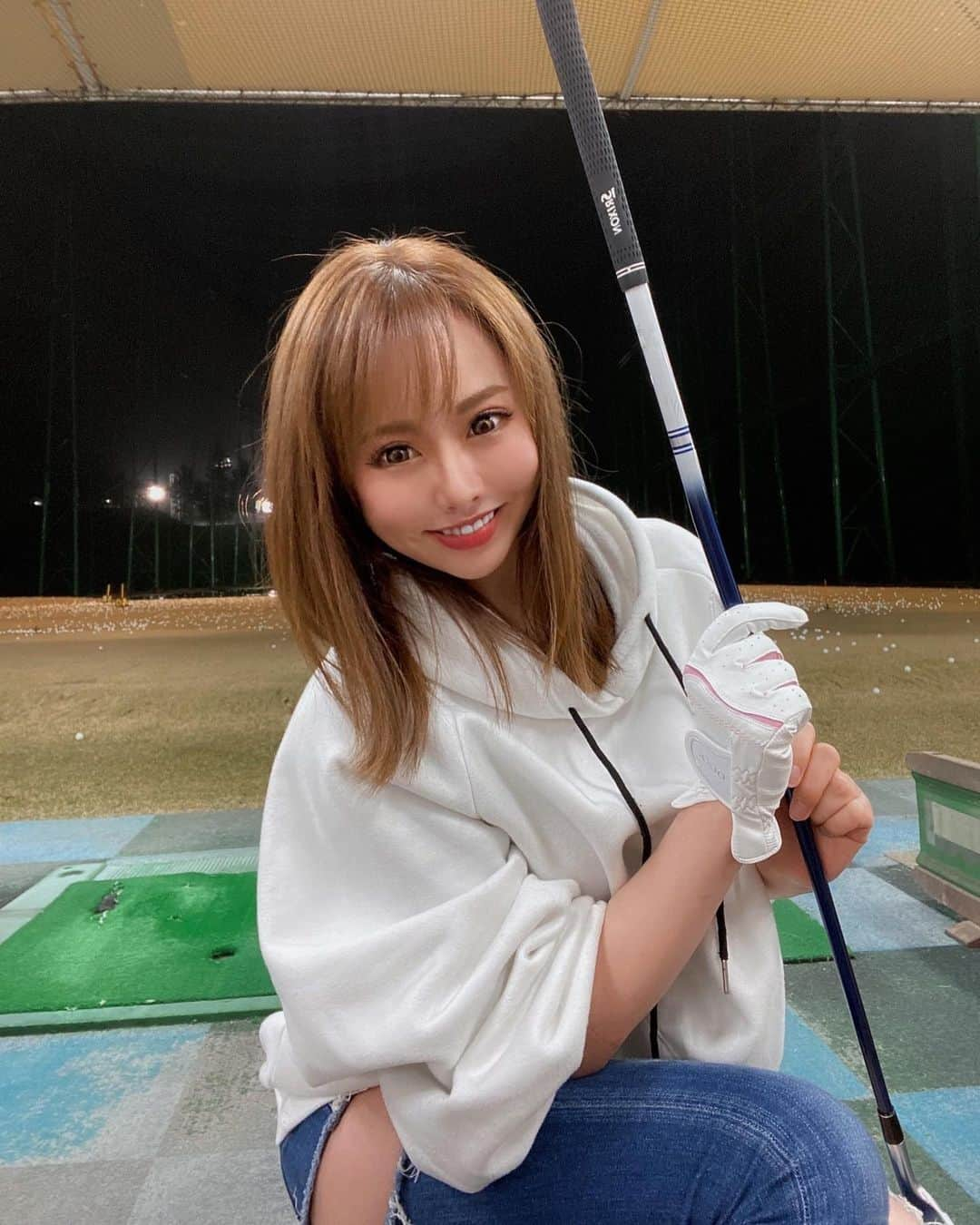 あやかさんさんのインスタグラム写真 - (あやかさんInstagram)「実はね〜ゴルフ🏌️‍♀️始めたの✨ ご縁があり、🏆プロゴルファー/日本ドラコンチャンピオン和田正義🏌️‍♂️さんに教えてもらいながらラウンドまで目指します✨その模様をナント！ 和田さんのYouTube 『ドラコン王　和田正義のダワ筋チャンネル』で追ってもらいます〜✨👏 しゅごーい👏✨🥺  ✔︎今週土曜日配信予定です❤️  めっちゃ難しいけどめっちゃ楽しい❗️ 頑張るから応援してね〜😃❤️ . . @tadayoshiwada  #ゴルフ女子 #打ちっぱなし #ゴルフデビュー #ゴルフ初心者 #和田正義 #和田正義のダワ筋チャンネル #パーカーコーデ #デニムコーデ #youtube #ゴルフレッスン #カジュアルコーデ #ストレートヘア #ミディアムヘア #自撮り #セルフィー #仙台 #ゴルフ練習」3月31日 19時00分 - __aya.aya.aya__