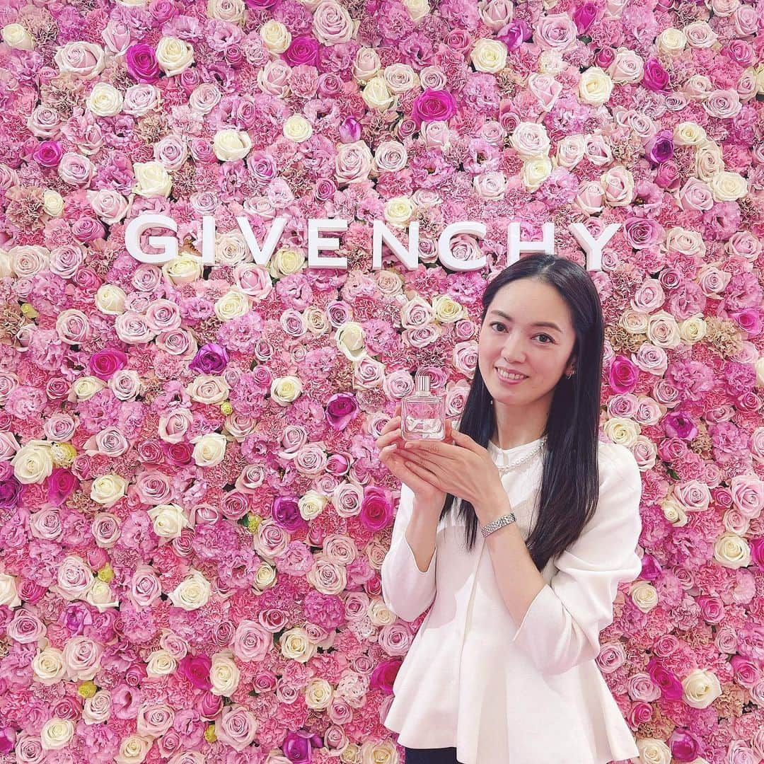 小西さやかさんのインスタグラム写真 - (小西さやかInstagram)「GIVENCHY発表会がニコライ･バーグマン フラワーズ&デザイン　フラッグシップ ストアで開催されました！オンライン発表会の日々だったので、久々の会場ということでワクワク💕 . 会場だと色物が全色試せるのでありがたいですよね(^^) . 今回は、プリズム・リーブルシリーズからチークが発売されたんです！ルースパウダーはマスクメイクの今シーズン欠かせないアイテムになりました！チークも四色混ぜて出すほんのり発色がなんとも言えない可愛さ💕 左から1.2.3.4番スウォッチしてます。 特に私はピンクベースの赤みもある2番がお気に入り。 . 1枚目の写真は新作のイレジスティブルオードトワレ 最初にフレッシュなベリーの香り、そしてローズ、最後にムスク。 爽やかで、軽く夏に最適なオードトワレ！ . #GIVENCHY#givenchybeauty #givenchymakeup #ジバンシイコスメ #ジバンシイ#ジバンシイビューティー #ジバンシイリップ #ジバンシイ香水 #コスメコンシェルジュ#小西さやか#プリズムリーブル #チーク#オードトワレ#イレジスティブル#発表会#新製品発表会#人気のチーク#可愛いチーク」3月31日 19時02分 - cosmeconcierge