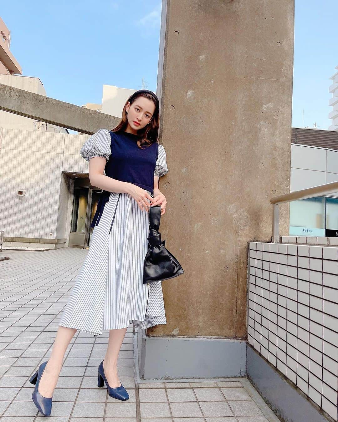 野崎萌香さんのインスタグラム写真 - (野崎萌香Instagram)「@lanvin_en_bleu_womens　のニットと ドッキングされてるシャツワンピ🫖  着るだけで洗礼された上品な雰囲気になる お気に入りの一枚です🩰  #ランバンオンブルー #lanvinenbleu」3月31日 19時13分 - moeka_nozaki